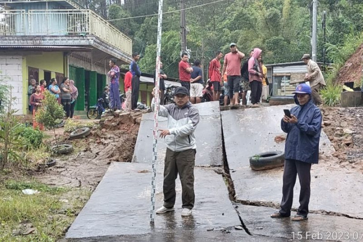 Jalur Alternatif Ponorogo-Pacitan Ambles Terseret Longsor