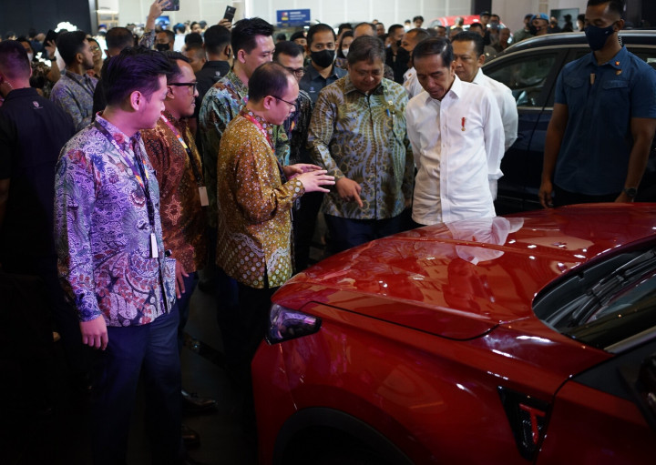 Mampir ke Booth Chery, Mobil Ini yang Dilirik Jokowi