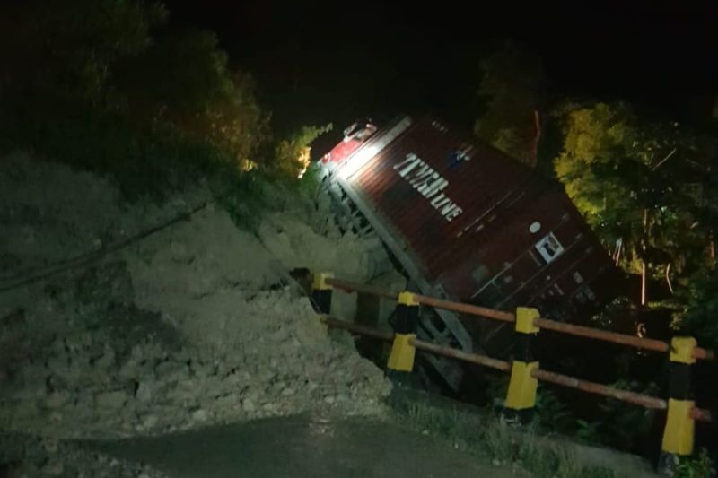 Akses Jalan Trans Timor NTT Terputus Akibat Longsor