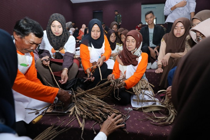 Warga Purwakarta Didorong Sulap Eceng Gondok Jadi Rupiah