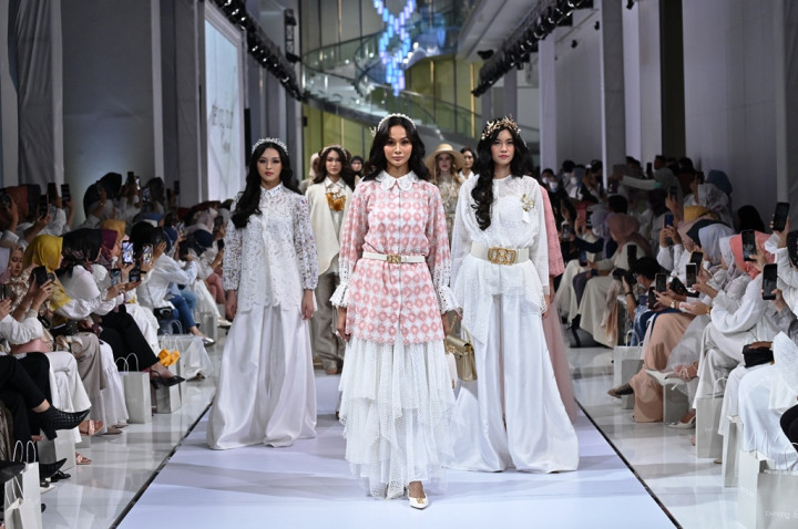 Inspirasi Outfit Wanita Serba Putih untuk Merayakan Idul Fitri