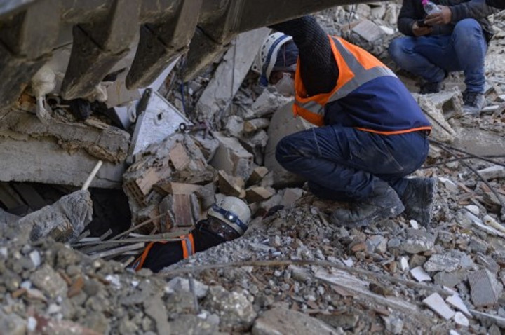 Keajaiban Masih Ada! 3 Orang Diselamatkan dari Reruntuhan Gempa Turki
