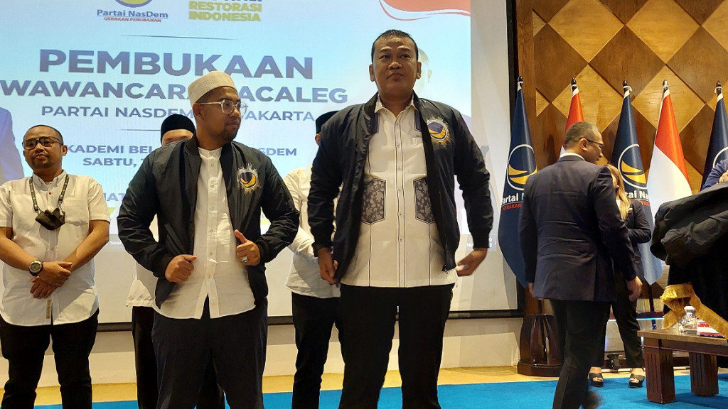 Penyematan jaket Partai NasDem kepada Guruh Tirta Lunggana. Foto: Medcom.id/Kautsar Widya Prabowo.