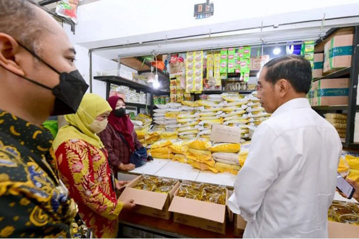 Momen Jokowi Cek Harga Bahan Pokok di Pasar Wonokromo