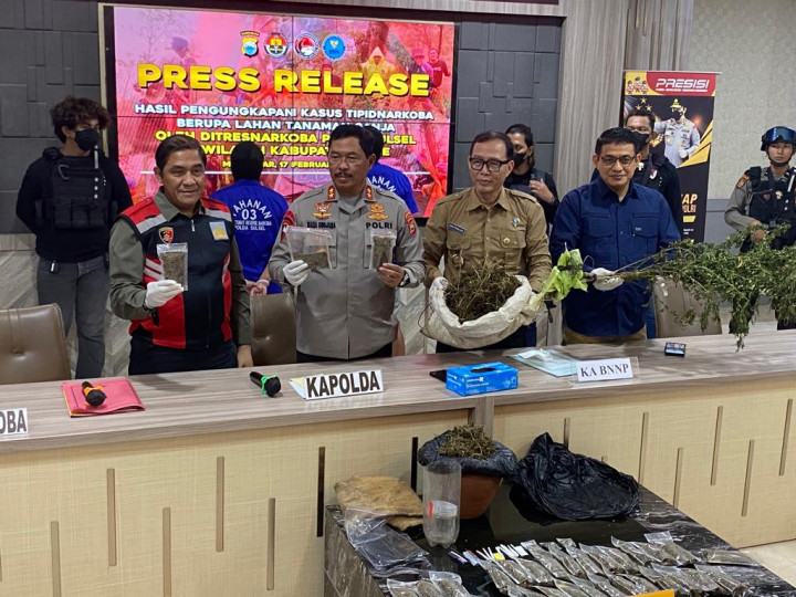 Polisi Sisir Pegunungan di Bone Cari Ladang Ganja Tersembunyi