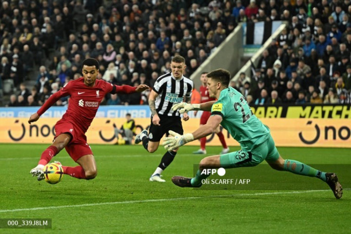 Liverpool Tekuk 10 Pemain Newcastle United