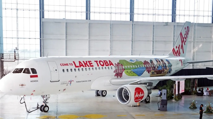 Wow! AirAsia Luncurkan Desain Pesawat Bercorak Keindahan Danau Toba dan Kain Ulos