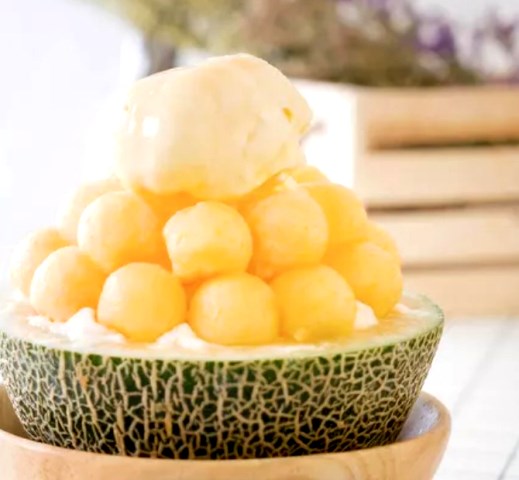 Dinginin harimu yang terik dengan minuman es dengan tambahan melon yang segar dan mantap. (Foto: Dok. Endeus TV)