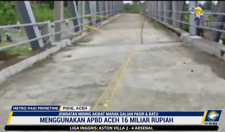 Rangka Jembatan Baja di Pidie Miring Gara-gara Galian Pasir dan Batu