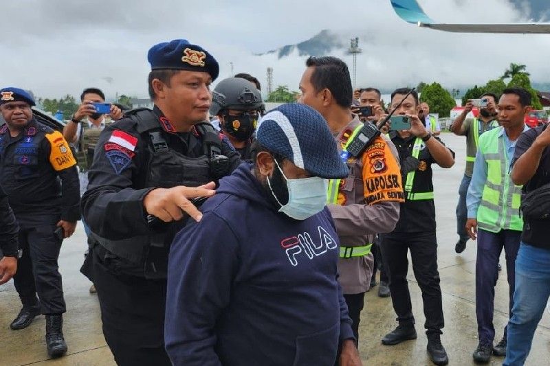 Diterbangkan ke Jakarta, Bupati Memberamo Tengah Didampingi Seorang Perawat