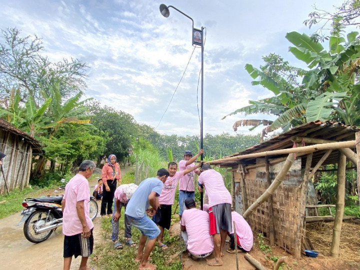 Warga Pati Dapat Bantuan Penerangan Jalan