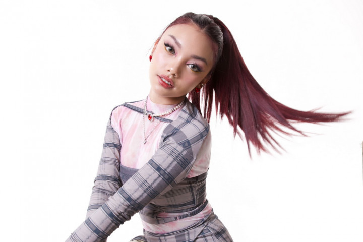 Naura Ayu Nyanyikan Lagu Vina Panduwinata, V BTS Ikut 'Temani' Rekaman