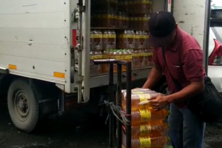 Pedagang di Jepara Diminta Jual Minyak Goreng Subsidi Tak Lebih Rp14 Ribu