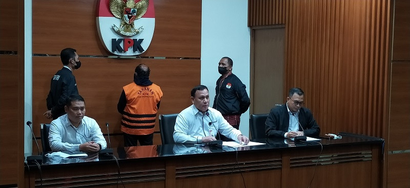 KPK rilis penahanan Bupati Mamberamo Tengah Ricky Ham Pagawak. (Medcom.id/Candra)
