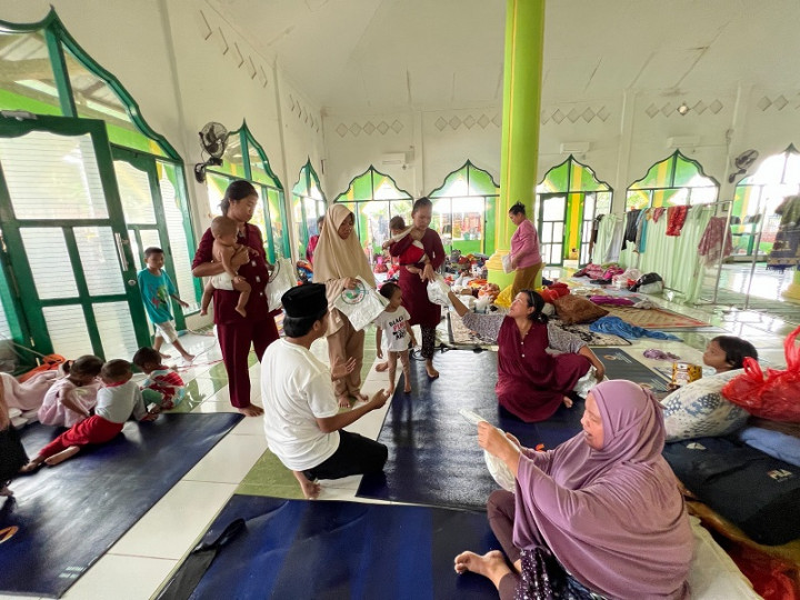 Santri Beri Bantuan Korban Banjir di Makassar