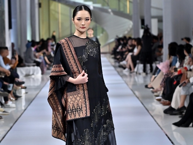 6 Cara Merawat Songket Palembang dan Baju Couture