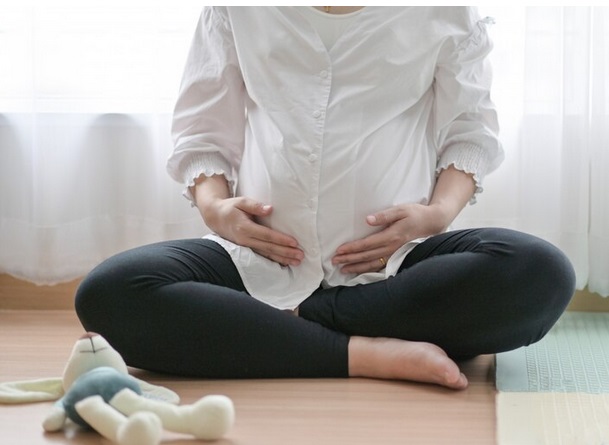 Yoga prenatal ini bisa membantumu mempersiapkan persalinan dengan merilekskan tubuh. (Foto: Ilustrasi Freepik)