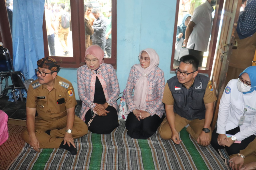  Kadis Disnakertrans Kabupaten Cirebon, Novi Hendrianto (Rompi Hitam), saat mendampingi Bupati Cirebon, menjenguk PMI yang mengalami kecelakaan kerja. Medcom.id/ Ahmad Rofahan