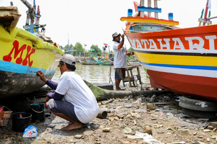Dorong Tingkatkan Perekonomian, Perahu Nelayan di Cirebon Direnovasi