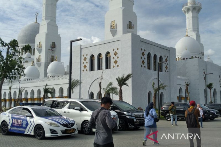 5 Imam Besar Abu Dhabi akan Pimpin Salat Saat Pembukaan Masjid Sheikh Zayed Solo