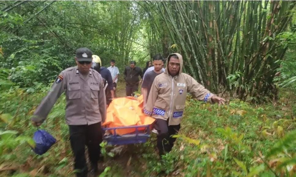 Pihak kepolisian saat mengevakuasi korban yang dinyatakan hilang untuk dibawa ke Rumah Sakit Bhayangkara Makassar. Dokumentasi/ Istimewa.