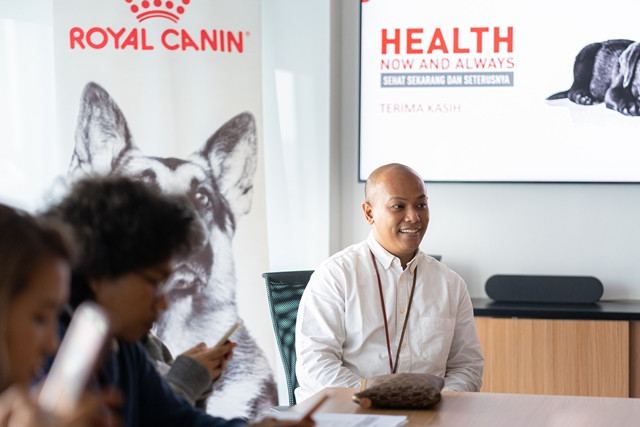 Vet Pillar Head of Royal Canin Indonesia, Andrian Donny Bustaman memaparkan waktu yang tepat memeriksakan anabul ke dokter hewan. (Foto: Dok. Istimewa)