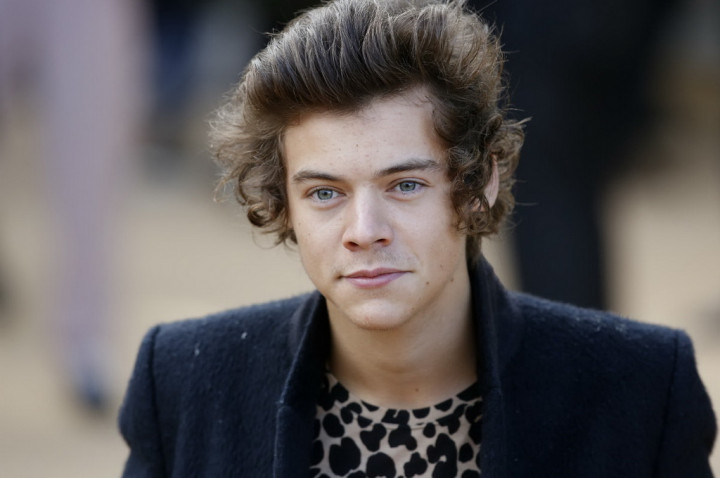 Gokil! Harry Styles Minum Alkohol dari Sepatu Saat Manggung