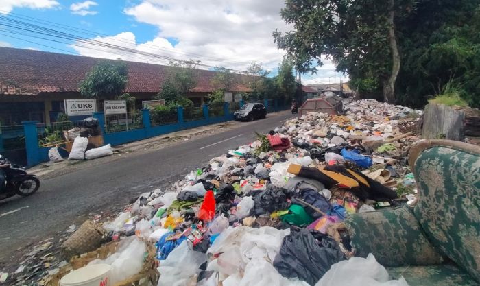 Sampah Menumpuk Tepat di Depan Sekolah, Siswa SDN Argasari <i>Ngungsi</i> ke Musala