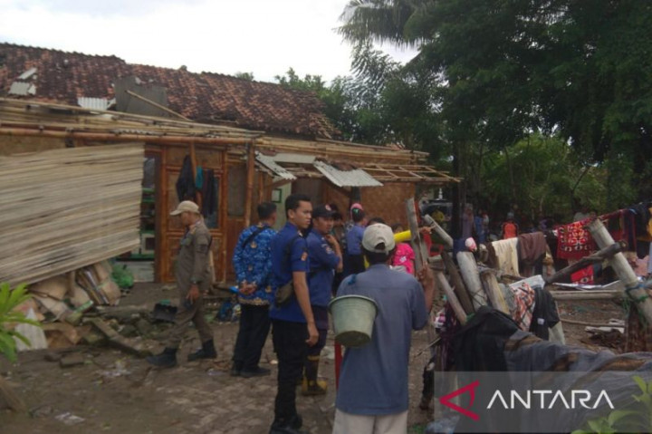 Angin Puting Beliung Rusak 69 Rumah di Tangerang