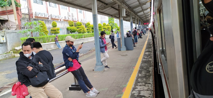 Kena Imbas Gangguan Kereta, Penumpang di Stasiun UI Berhamburan