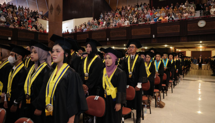 Menaker Hadiri Wisuda Putranya di UGM, 1.591 Mahasiswa Diwisuda