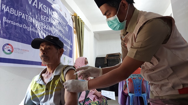 Kemitraan AAIHSP melalui Save the Children Indonesia dan SCF implementasikan program percepatan vaksinasi bagi kelompok rentan di SulSel. (Foto: Dok. Save the Children)