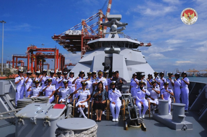 Kapal Perang Indonesia KRI RE Marthadinata-331 Berlabuh di Pelabuhan Kolombo