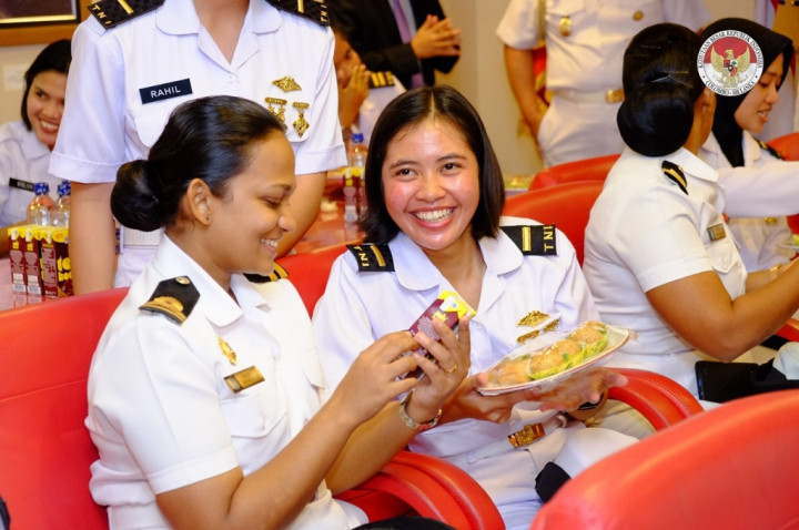 Prajurit Perempuan AL Indonesia dan Sri Lanka Antusias Bertukar Pengalaman