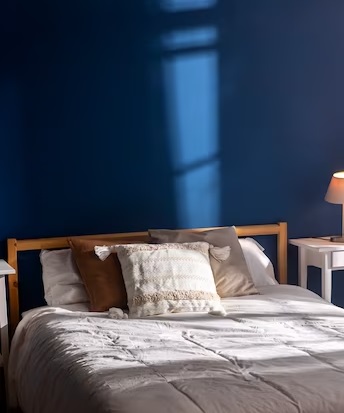 Sebaiknya hindari warna biru kobalt untuk cat kamar tidurmu. (Foto: Ilustrasi. Dok. Freepik.com)
