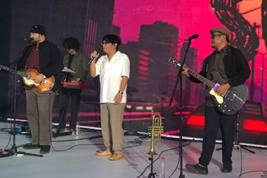 Kejutan di Aksara Showcase! Mondo Gascaro dan Sore Bawakan 