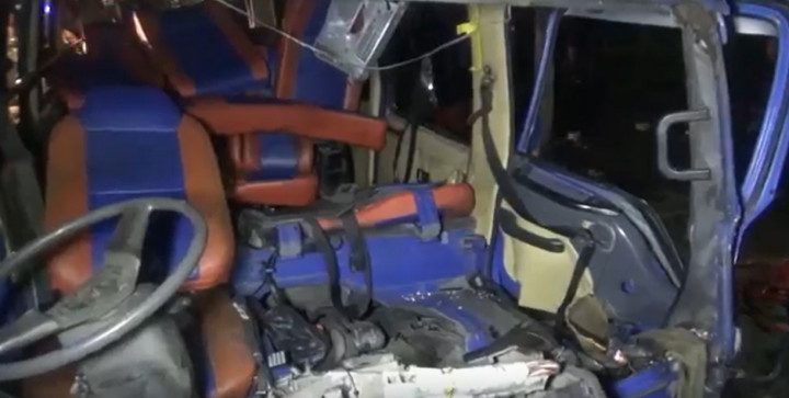 Rombongan Peziarah Tabrak Bengkel di Jombang, 14 Orang Terluka