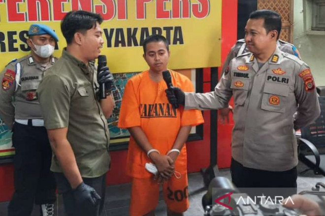 Kasat Reskrim Polresta Yogyakarta AKP Archye Nevadha (kiri) saat meminta penjelasan terduga penjual jasa sertifikat vaksin palsu saat konferensi pers di Mapolresta Yogyakarta, Rabu (22/2/2023) (ANTARA/Luqman Hakim)