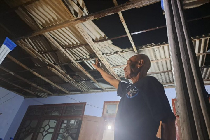 Polisi Ganti Rumah Warga yang Rusak Saat Pendaratan Heli Kapolda Jatim