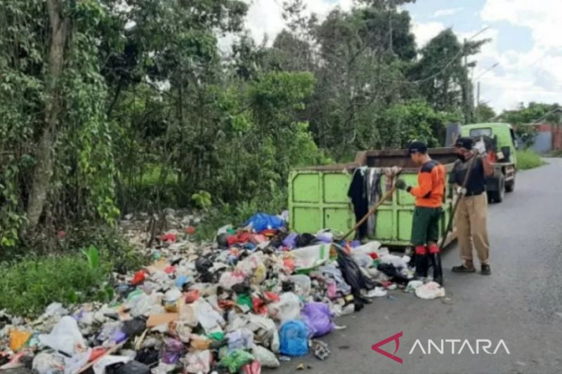 Penanganan sampah di salah satu TPS di Kota Banjarmasin. Antara/Sukarli