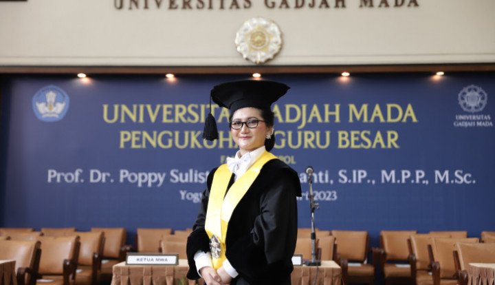 UGM Kukuhkan Poppy Sulistyaning Winanti Jadi Guru Besar HI