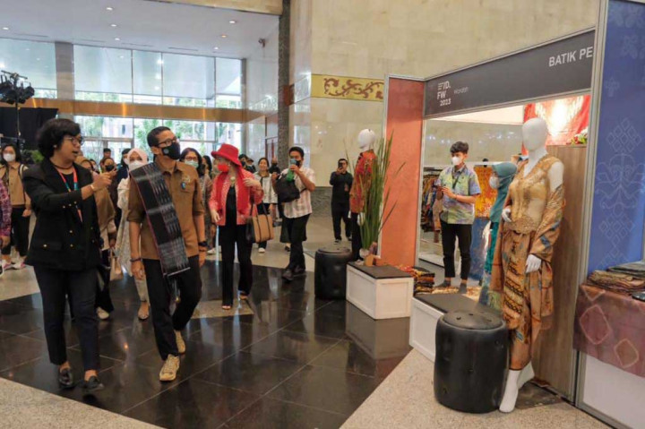 Menparekraf:  Industri Fashion Harus Jadi Tuan Rumah di Negeri Sendiri