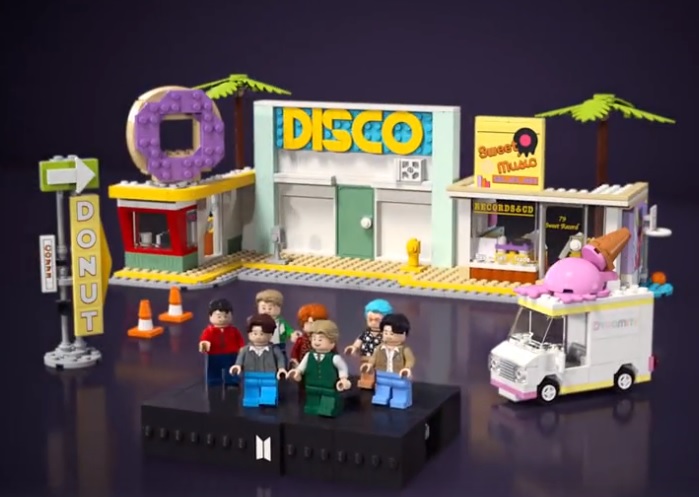 Produk ini akan berisikan 7 mini figur masing-masing anggota BTS dengan outfit yang sama pada MV Dynamite. (Foto: Lego)