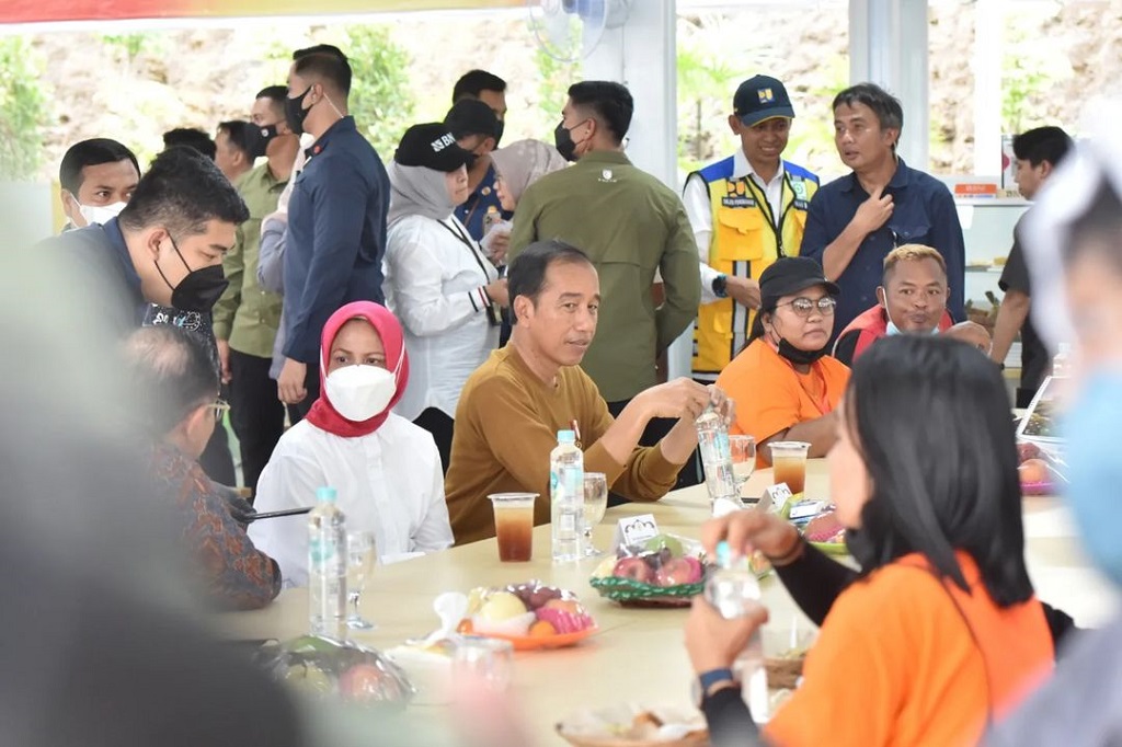 Momen Presiden Makan Bersama Para Pekerja Konstruksi IKN