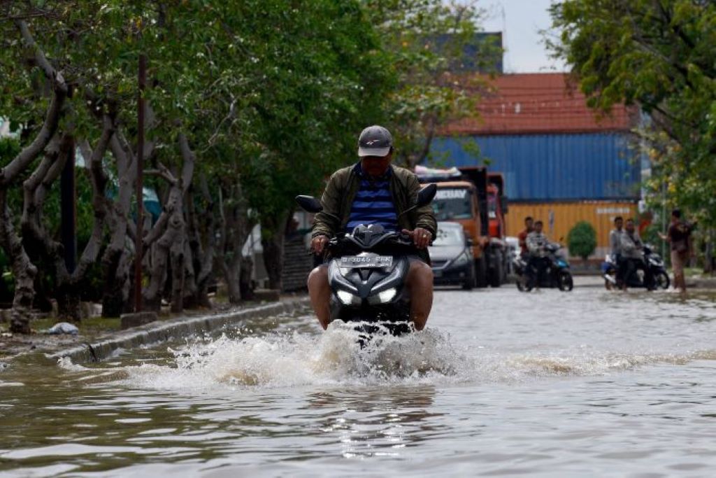 Diguyur Hujan Sejak Malam, 4 RT dan 6 Ruas Jalan di Jakarta Tergenang
