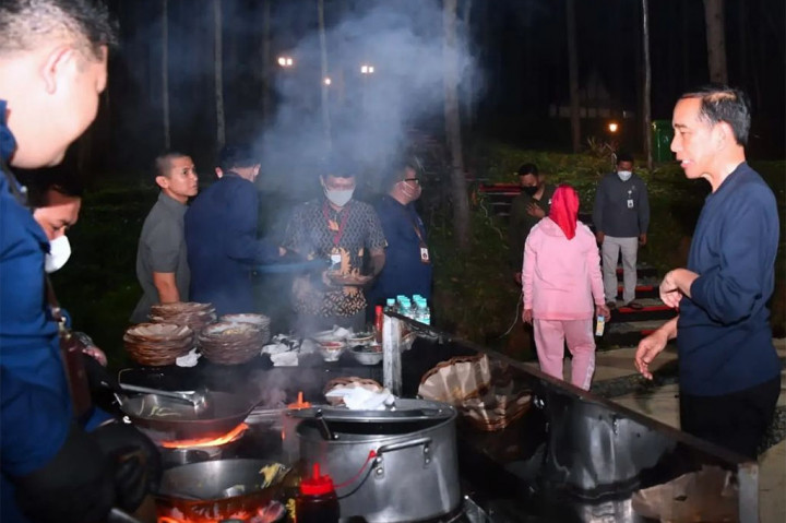 Jokowi Nikmati Nasi Goreng hingga Bakmi Godok di Tengah Alam IKN