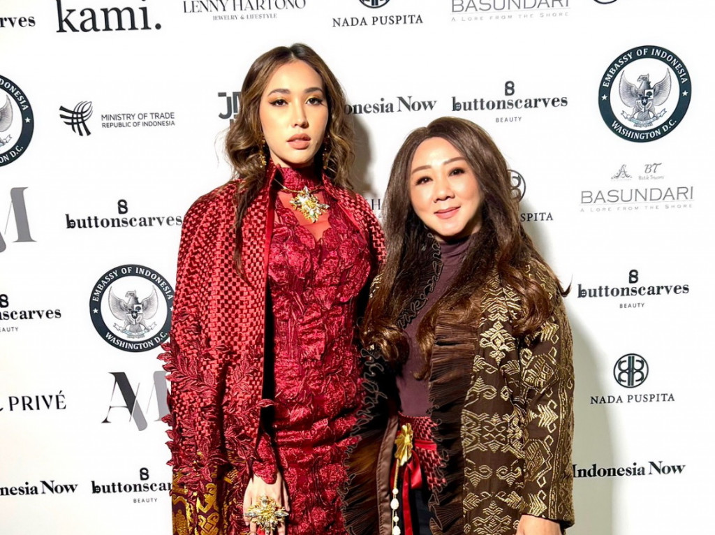 Putri Indonesia 2022, Laksmi Shari De-Neefe Suardana memeragakan rancangan Lenny Hartono di NYFW 2023.