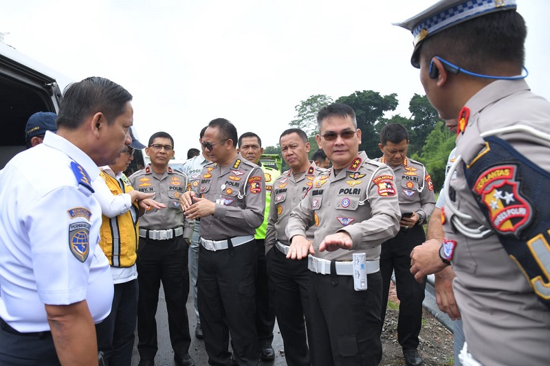 Kakorlantas Tinjau Ruas Tol Jakarta-Semarang Jelang Operasi Ketupat 2023