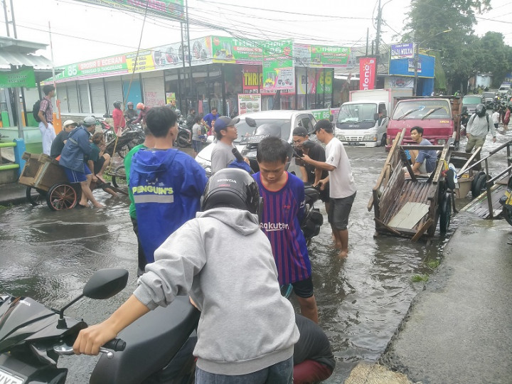Akses Penghubung Tangerang ke Jakarta Lumpuh Terdampak Banjir