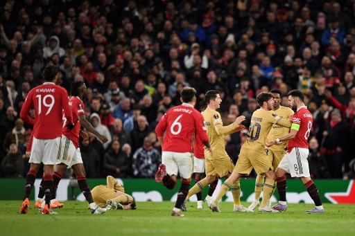 Momen Casemiro Cuek Bebek Hindari Keributan Antara Pemain MU dan Barca